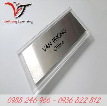 Biển tên phòng bằng inox xước đế mica