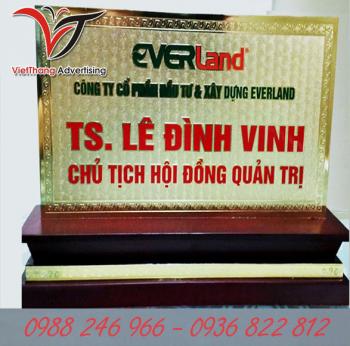 Biển chức danh bằng đồng ăn mòn
