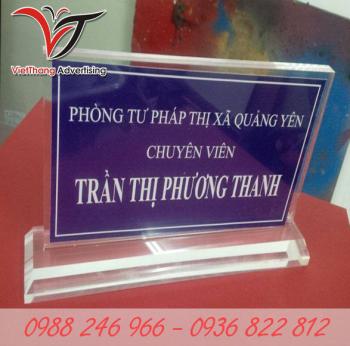 Biển chức danh bằng mica