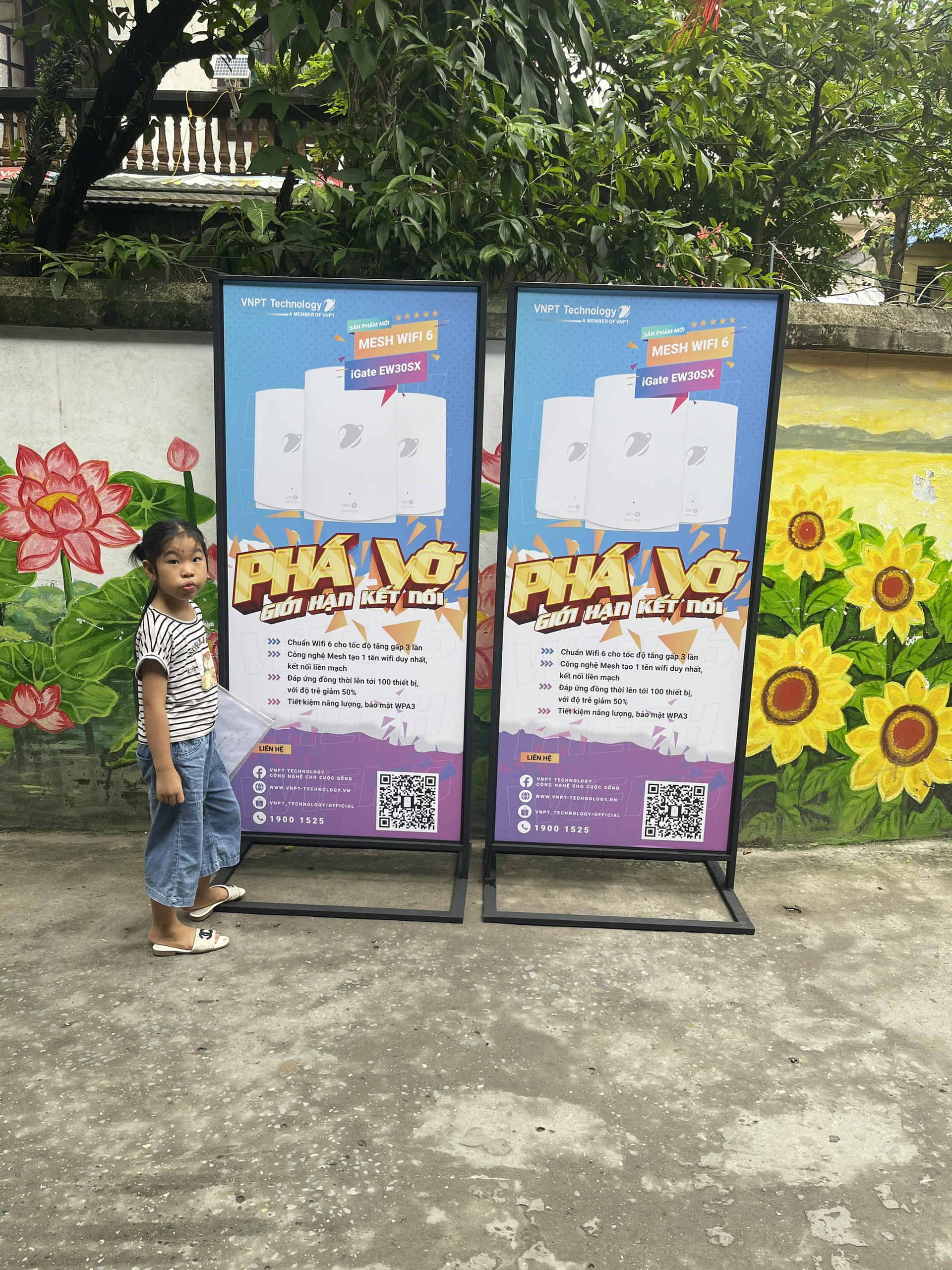 Standee khung sắt