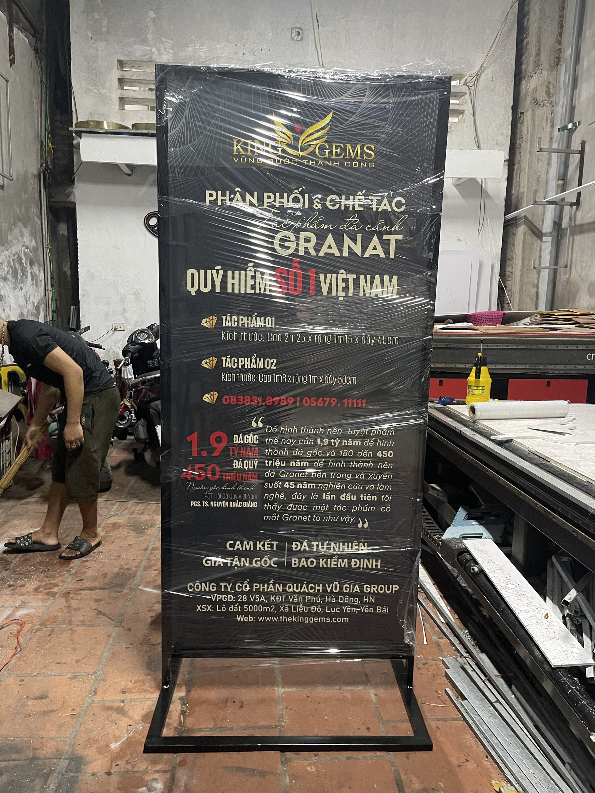 Standee khung sắt