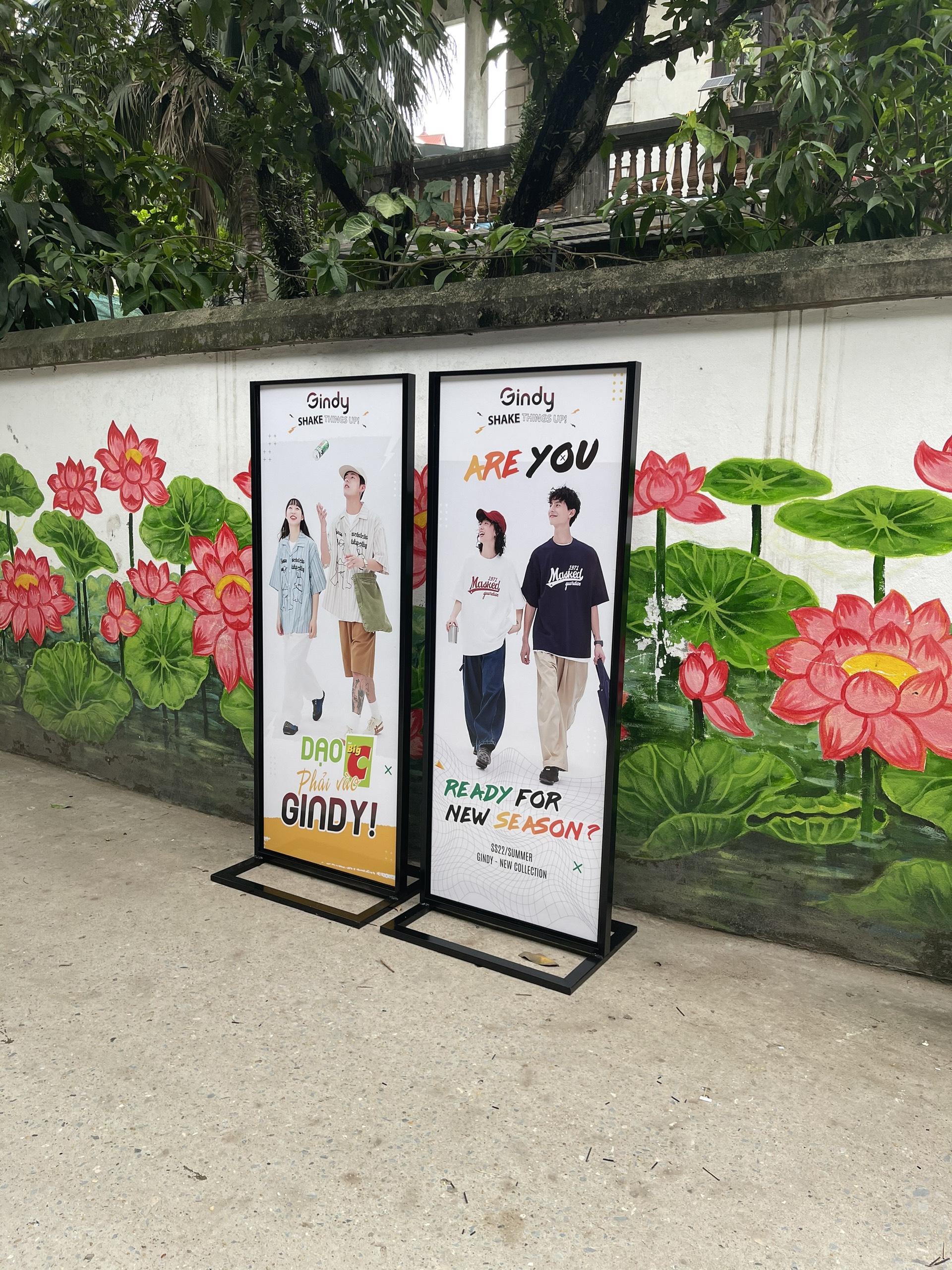 Standee khung sắt